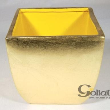 Złoty ceramiczny świecznik o wymiarach 15x15 cm