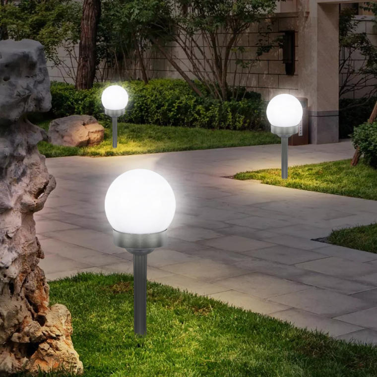 Zestaw 10 Srebrnych Lamp Słupkowych z Solarnym Zasilaniem i Czujnikiem Zmierzchu