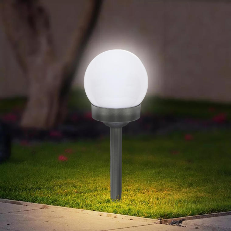 Zestaw 10 Srebrnych Lamp Słupkowych z Solarnym Zasilaniem i Czujnikiem Zmierzchu
