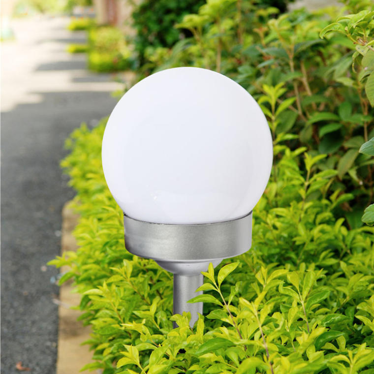 Zestaw 10 Srebrnych Lamp Słupkowych z Solarnym Zasilaniem i Czujnikiem Zmierzchu