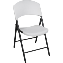 Białe składane krzesło cateringowe z tworzywa sztucznego i metalu, łatwe w transporcie i magazynowaniu