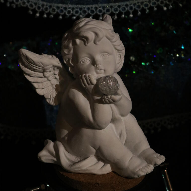 Aniołek siedzący zamyślony 12 cm
