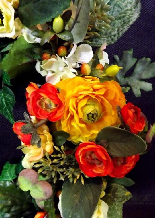 Wianek ze sztucznych kwiatów 35 cm
