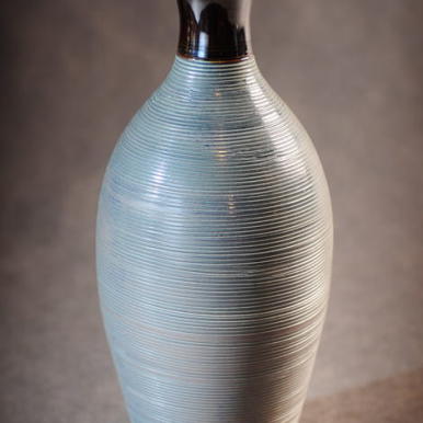 Wazon popielaty z grafitowymi wykończeniami duży 14x14x31,5 cm