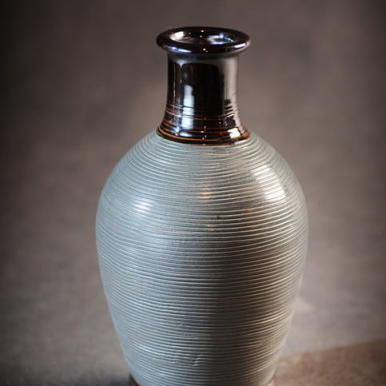 Wazon popielaty z grafitowymi wykończeniami mały 11.5x11.5x21.5 cm