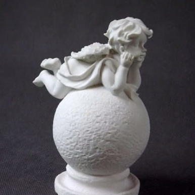 Aniołek leżący na kuli w kolorze białym 15x12 cm