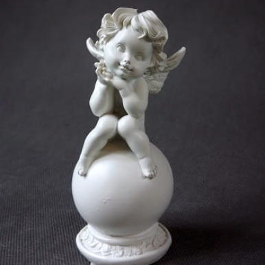 Aniołek leżący na kuli w kolorze białym 18x7cm