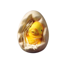 Ceramiczny kurczaczek z żółtym futerkiem wystający z jajka 9x6 cm