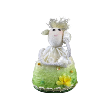 Owieczka z sizalu stojąca w kolorze zielonym