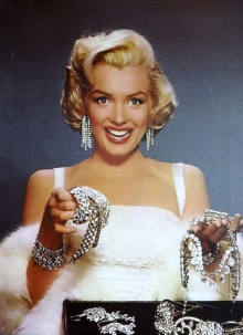 Obraz Merlin Monroe z biżuterią płótno 35cm x 25cm
