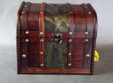 Drewniany Kufer Dekoracyjny z Motywem Liściowym