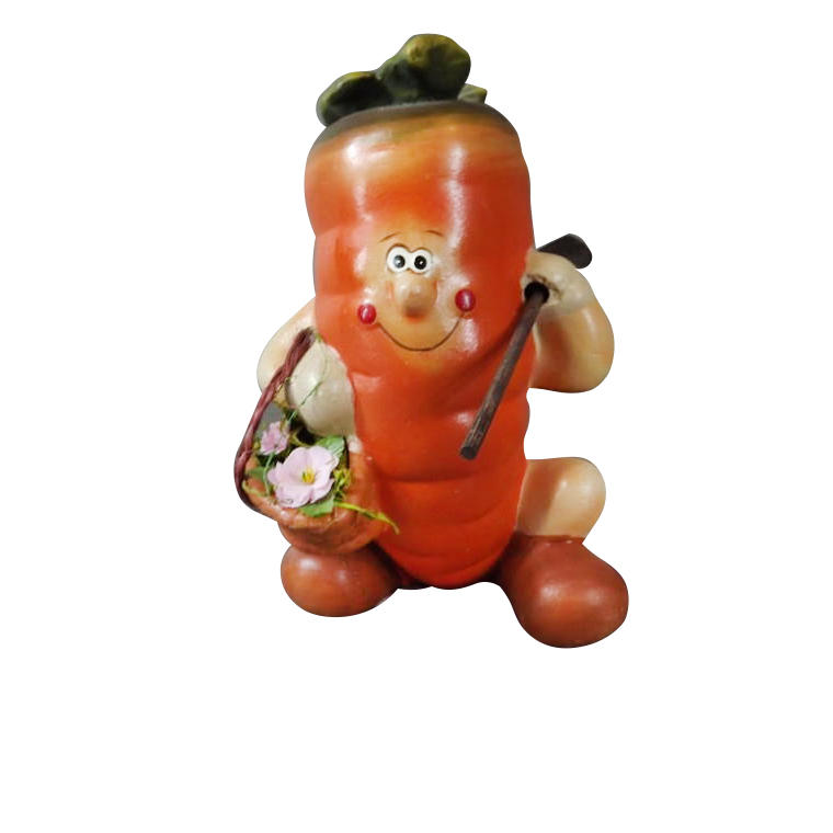 Ceramiczna uśmiechnięta marchew z łopatą i koszykiem 18x11 cm