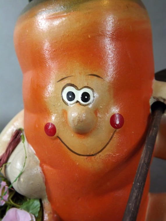 Ceramiczna uśmiechnięta marchew z łopatą i koszykiem 18x11 cm