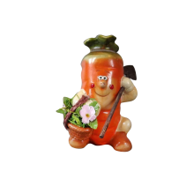Ceramiczna uśmiechnięta marchew z łopatą i koszykiem 14x9 cm