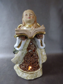 Ceramiczny Anioł z Książką-Lampionem w Kolorze Oliwkowo-Beżowym ze Złoceniami