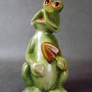 Figurka Ceramiczna Zdziwiona Żabka z Łopatką Zielona, 17x8cm.