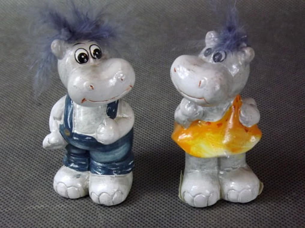 Ceramiczna stojąca hipopotamka z pierzastą czuprynką 17x16 cm