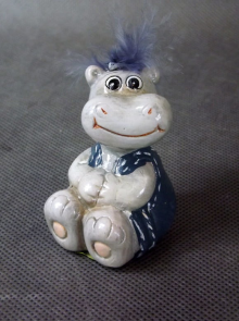 Figurka ceramiczna - Siedzący hipopotam z pierzastą czuprynką 8x4 cm