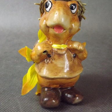 Ceramiczna Figurka Ż&oacute;łwia w Słomianym Kapeluszu