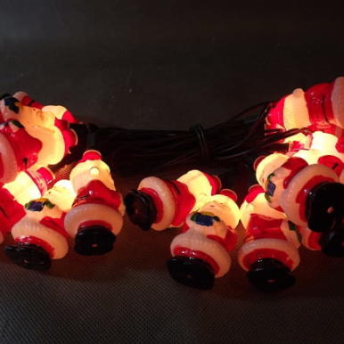 Zestaw 20 Lamp Choinkowych w Kształcie Mikołajów z Zasilaniem Bateryjnym