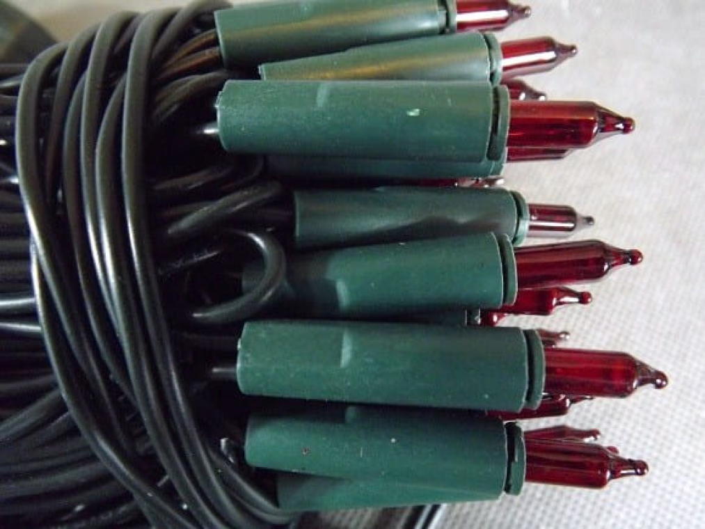 Czerwone Lampki Choinkowe 100L z Dodatkowym Gniazdem i Zielonym Kablem 220V-240V, Długość 6.5m