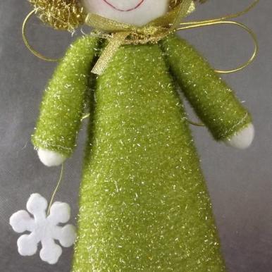 Anioł stojący z materiału w kolorze seledynowym