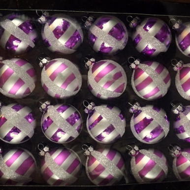 Komplet 20 Szklanych Bombek Wrzosowo-Srebrnych o Średnicy 6cm w Czarnym Kartoniku