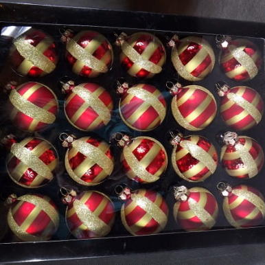 Komplet 20 Czerwono-Złotych Szklanych Bombek Świątecznych o Średnicy 6 cm w Czarnym Kartoniku