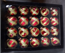 Komplet 20 Czerwono-Złotych Szklanych Bombek Świątecznych o Średnicy 6 cm w Czarnym Kartoniku