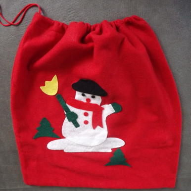 Czerwony worek na prezenty z motywem bałwana 38x40cm