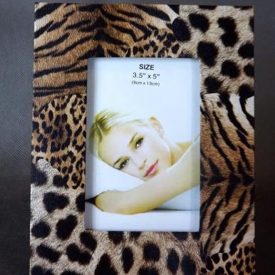 Stojąca ramka na zdjęcie z motywem pantery 19.5x15 cm w kolorze brązowo-kremowym