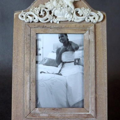 Postarzana, drewniana ramka na zdjęcie 23x16 cm w kolorze jasnego brązu z kremowym dekorem