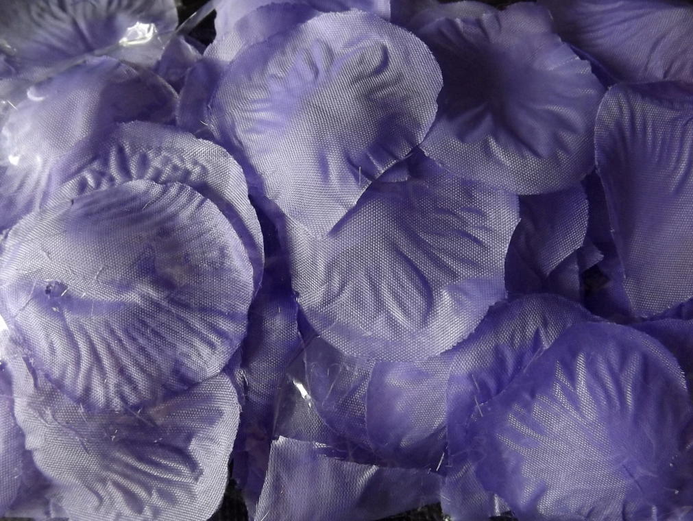 Płatki róż z materiału zapakowane w woreczek w kolorze wrzosowym