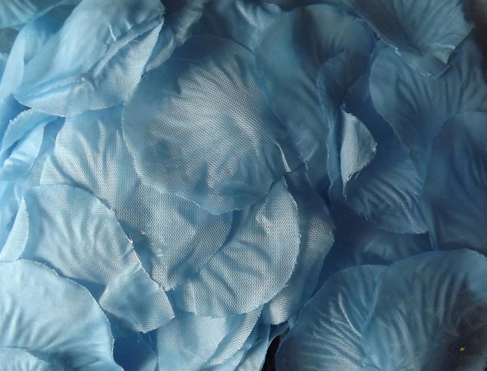 Płatki róż z materiału zapakowane w woreczek w kolorze niebieskim