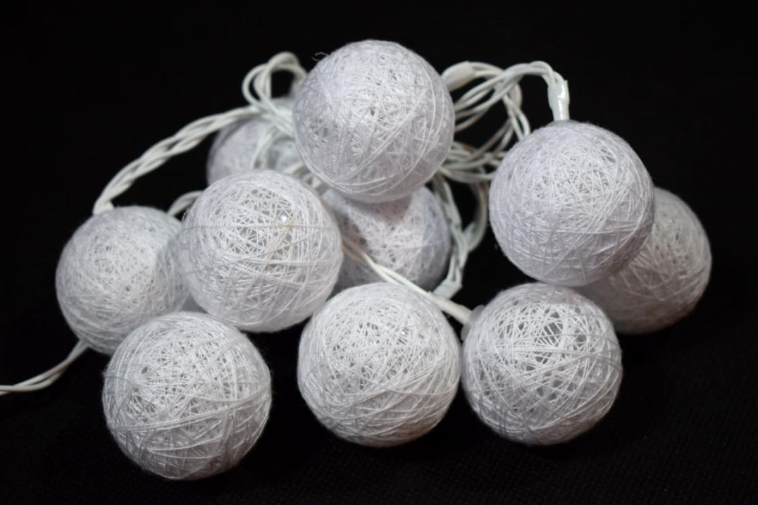 Białe Lampki Dekoracyjne w Bawełnianych Kulach Cotton Glow
