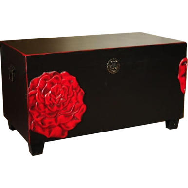 Czarna skrzynia średniej wielkości z czerwoną różą i welurowym wykończeniem