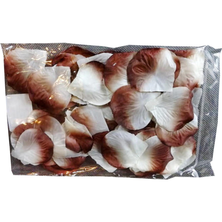 Płatki róż z materiału zapakowane w woreczek w kolorze biało-brązowym