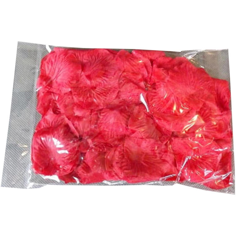 Płatki róż z materiału zapakowane w woreczek w kolorze czerwonym