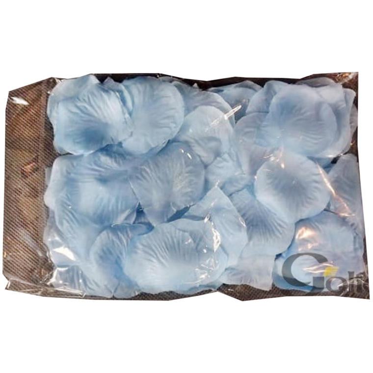 Płatki róż z materiału zapakowane w woreczek w kolorze niebieskim