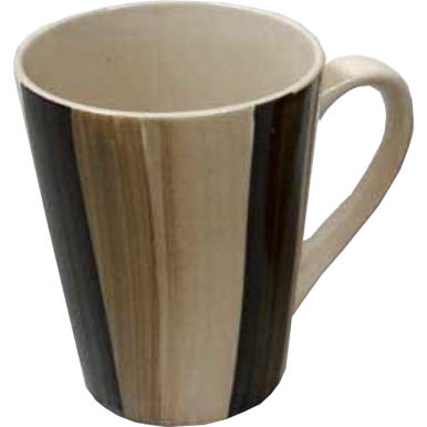 Kubek w brązowe pasy o wymiarach 8 x 10 cm.