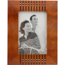 Drewniana stojąca falowana ramka na zdjęcie w kolorze brązowym żłobiona 14 x 17,7 cm 