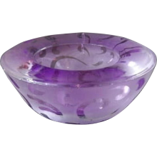 Niski fioletowy świecznik szklany o wymiarach 3 x 7.5cm
