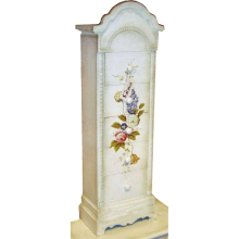 Szafka w stylu prowansalskim z efektem postarzałej farby i ręcznie malowanymi kwiatami